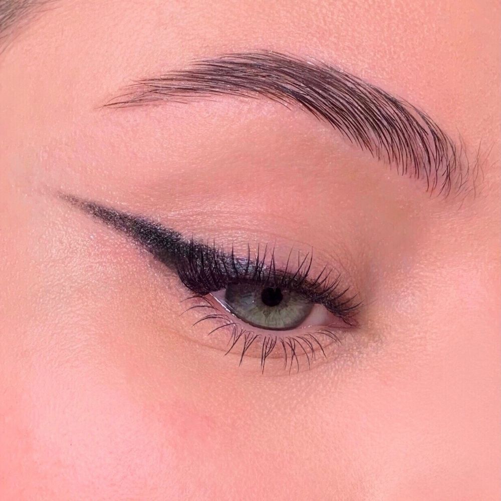Auge mit schwarzem Eyeliner. Präzise Linie. Augenlid, Wimpern, Augenbraue.