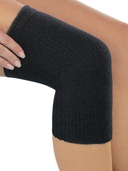 Schwarzer, elastischer Knie-Wärmer am Knie einer Person. Das Produkt bedeckt das Kniegelenk vollständig.