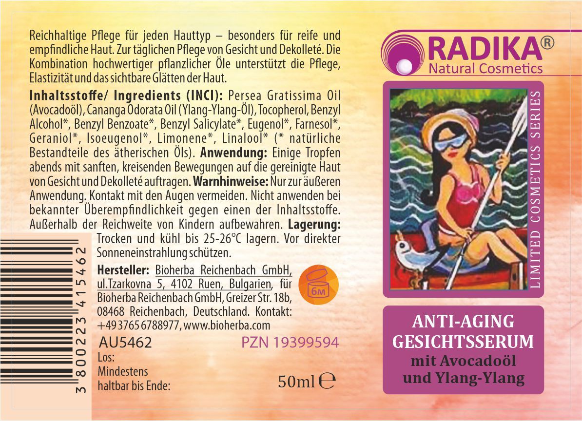 Etikett mit Produktinformationen und Illustration. "RADIKA Natural Cosmetics" Logo. Text: "ANTI-AGING GESICHTSSERUM mit Avocadoöl und Ylang-Ylang".