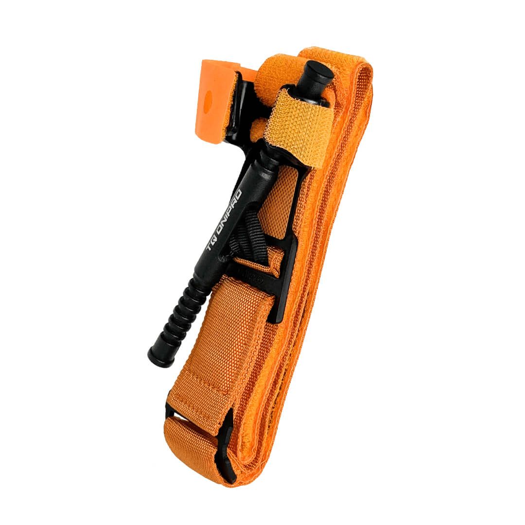 Orange Tourniquet, teilweise geöffnet, mit schwarzem Windengriff und Klettverschluss.