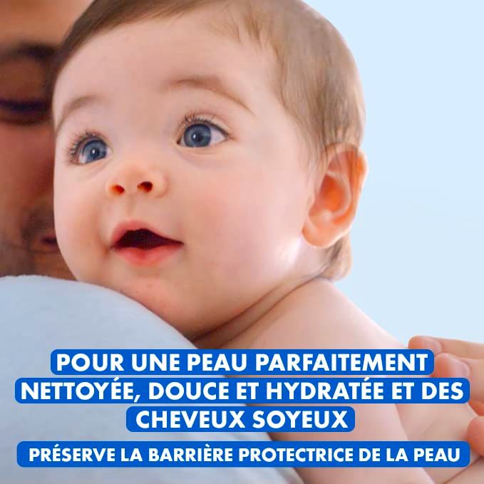 Ein Baby wird von einer Person gehalten. Text: Für perfekt gereinigte, weiche und hydratisierte Haut und seidiges Haar. Bewahrt die Schutzbarriere.