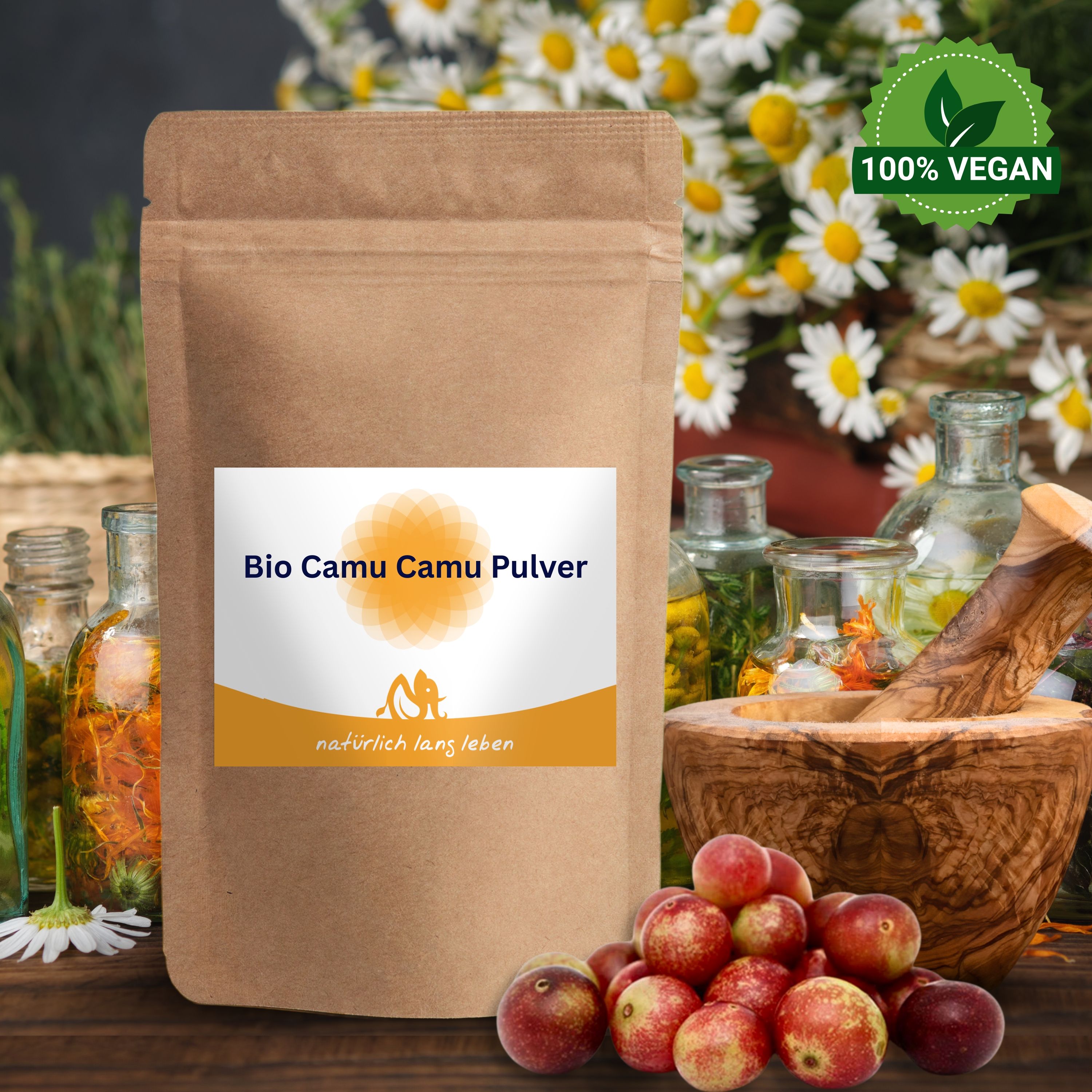 Beutel "Bio Camu Camu Pulver" vor Holzuntergrund mit Camu Camu Früchten, Kräutern und Flaschen. Vegan-Siegel.