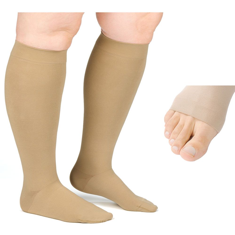 Hautfarbene Kompressions-Kniestrümpfe. Zehenbereich offen. Nebenansicht: Fuß mit offenem Zehenbereich. Beige.