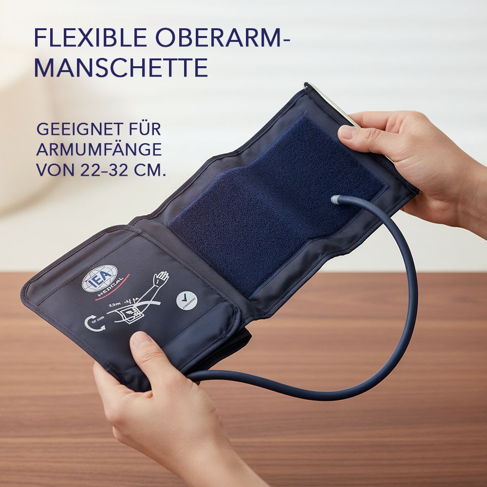 Hände halten eine blaue Oberarmmanschette. Auf der Manschette ist das Logo IEA zu sehen. Geeignet für Armumfänge von 22-32 cm.