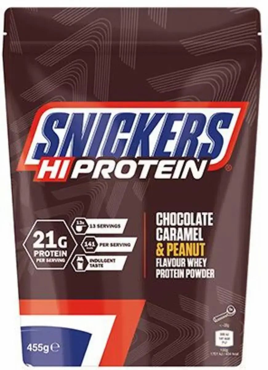 Proteinpulver-Beutel. Aufschrift "Snickers Hi Protein". Enthält 21g Protein pro Portion. Geschmack: Schokolade, Karamell & Erdnuss.