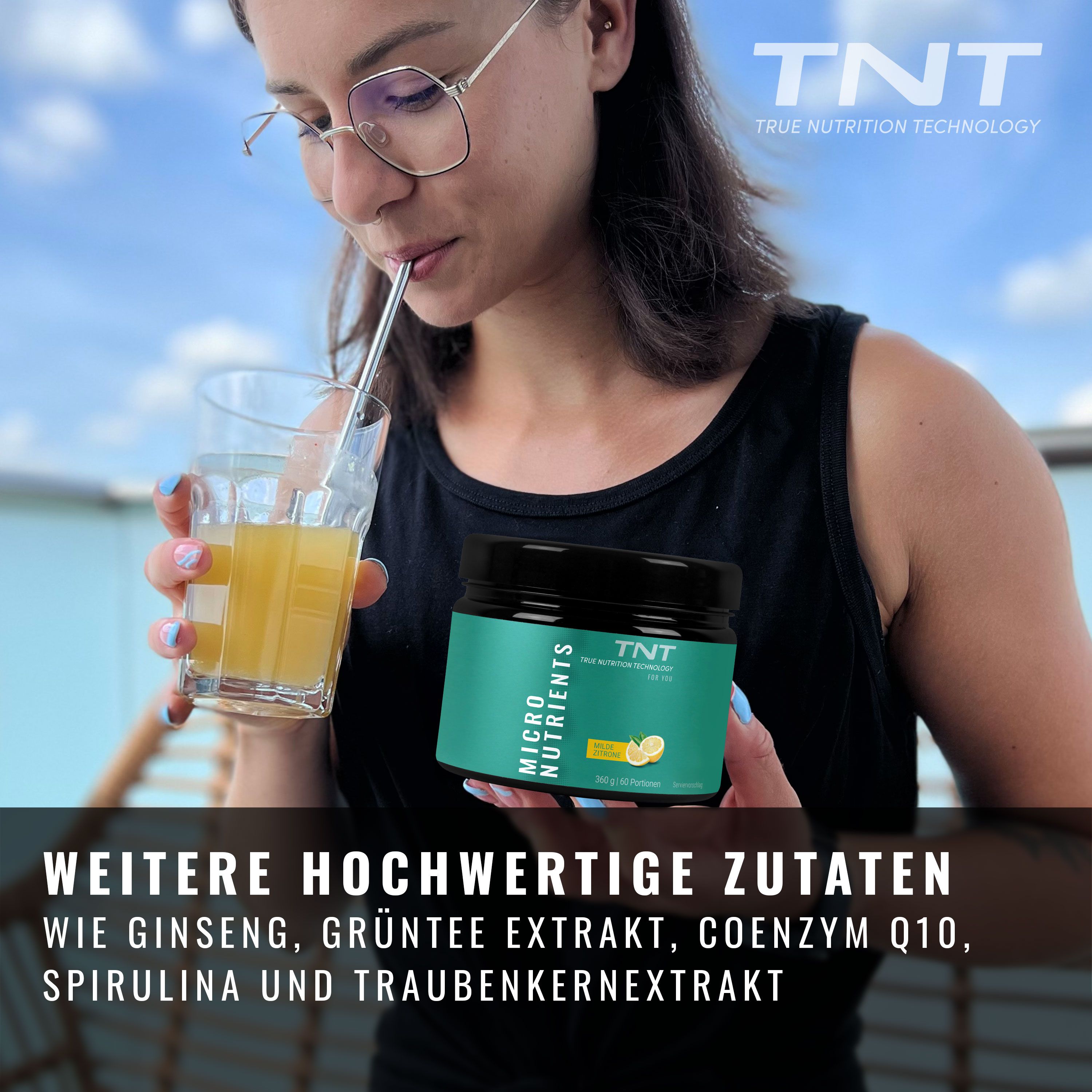Frau trinkt aus Glas mit Dose TNT Micro Nutrients. Aufschrift: Micro Nutrients, milde Zitrone, 360g, 60 Portionen.