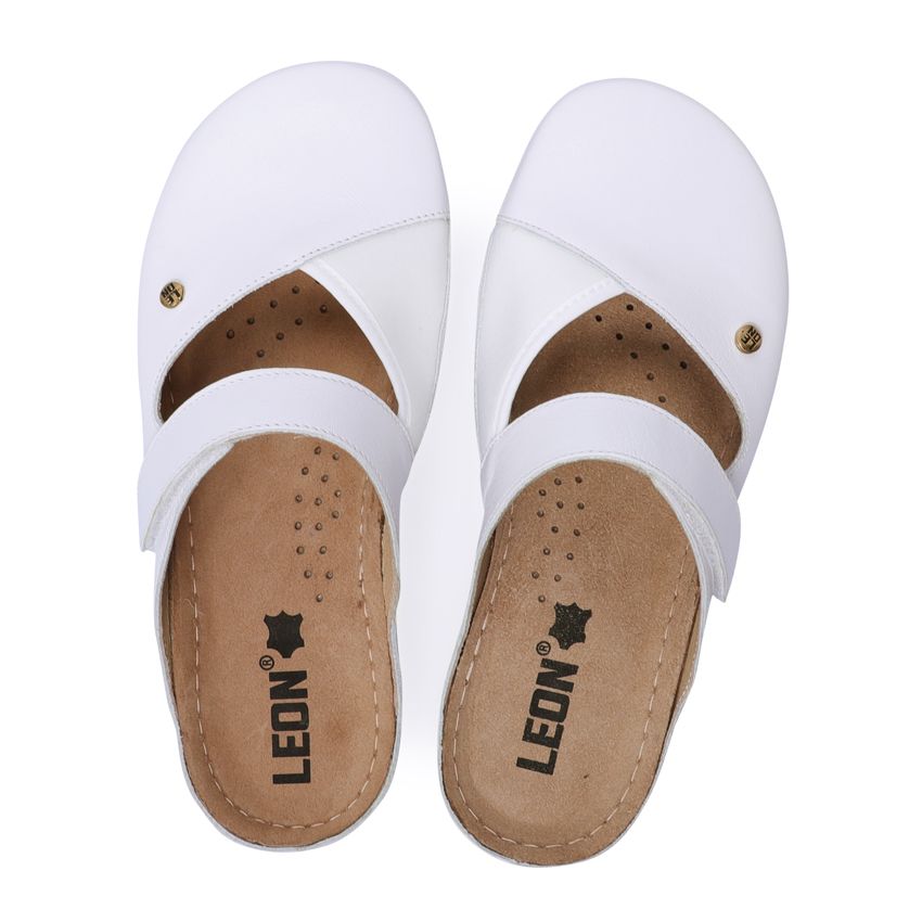 Zwei weiße Leder-Haluxpantoletten. Sichtbar: Marke LEON, Riemen, braune Sohle. Draufsicht.