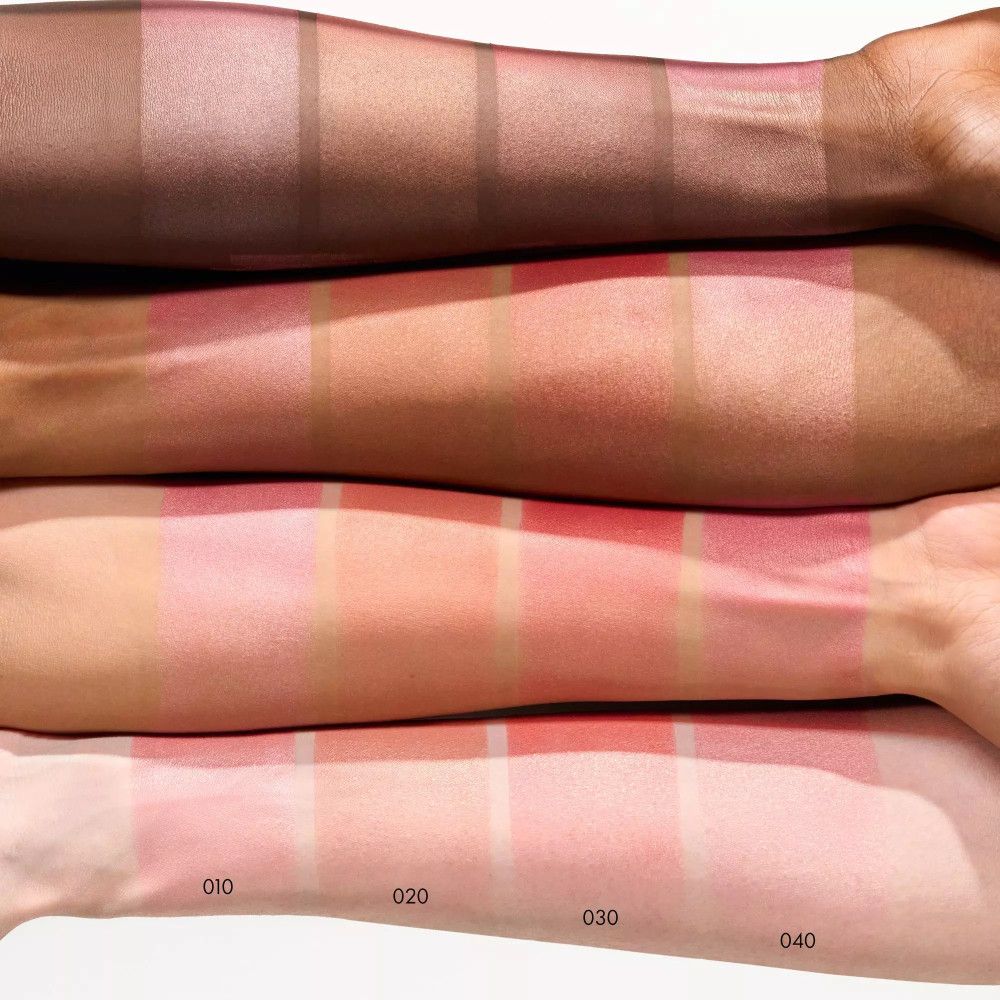 Arme mit Rouge-Swatches in verschiedenen Hauttönen. Farbnummern 010, 020, 030, 040.