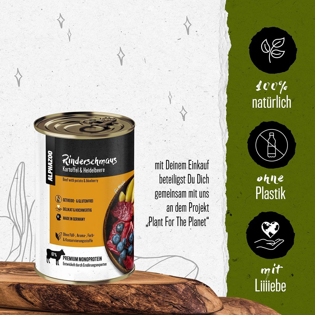 Eine Dose Rinderschmaus auf Holz. Aufschrift: Kartoffel & Heidelbeere. Premium Monoprotein. Ohne Plastik. 100% natürlich. Plant for the Planet.