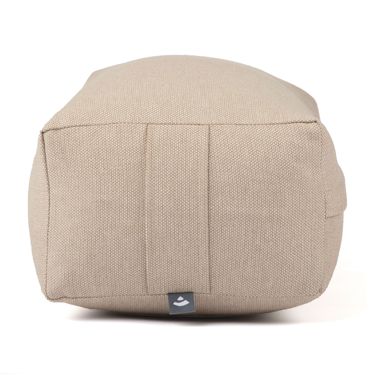 Beige Yoga-Bolster. Dobby-Gewebe. Eckige Form. Logo-Detail. Unteransicht.