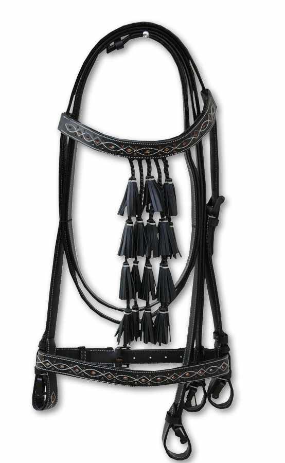 Schwarze Trense mit Quasten und Ziernähten. Leder. Mit Metallbeschlägen. AMKA Spanische Trense.
