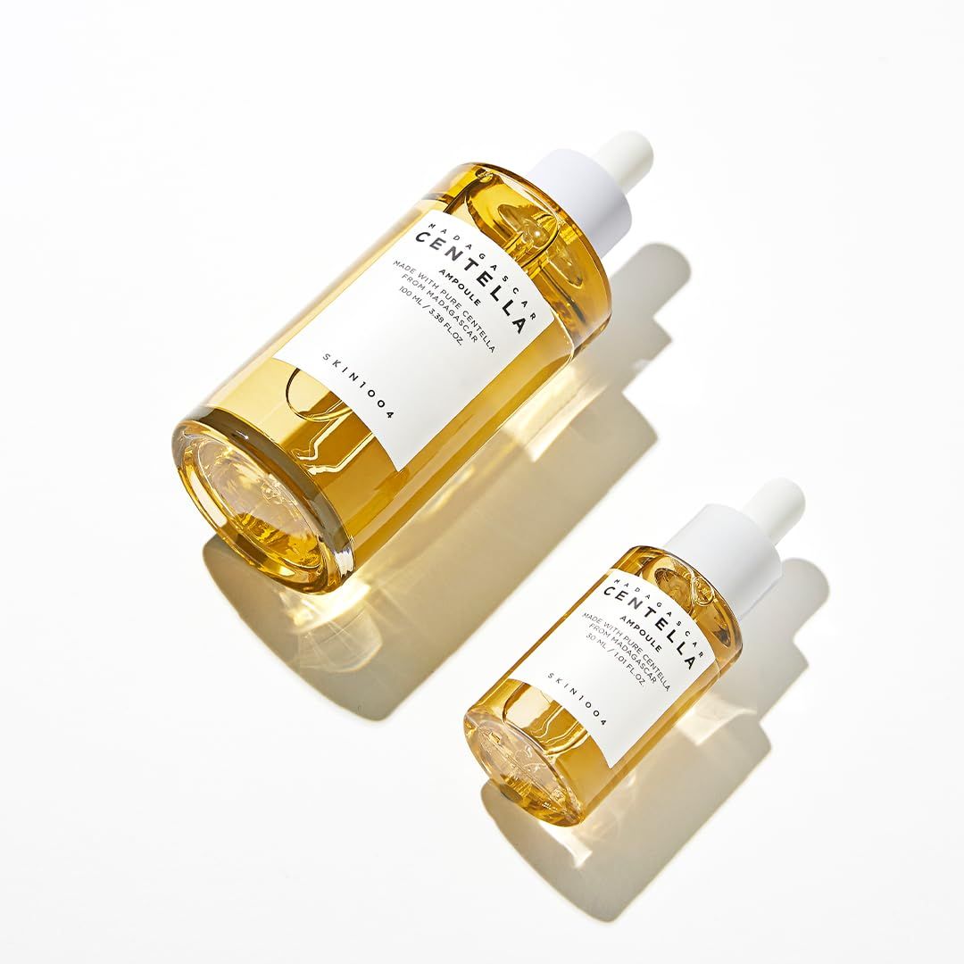 Zwei Flaschen SKIN1004 Madagascar Centella Ampoule in verschiedenen Größen, auf weißem Hintergrund.