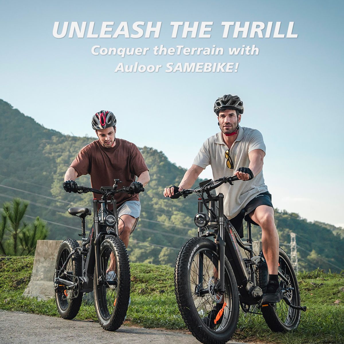 Zwei Personen fahren auf schwarzen E-Mountainbikes. Text: Unleash the Thrill, Auloor SAMEBIKE!