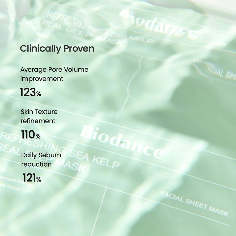 Text auf grünem Hintergrund. Text: Clinically Proven, Pore Volume, Skin Texture, Daily Sebum. Prozentangaben.