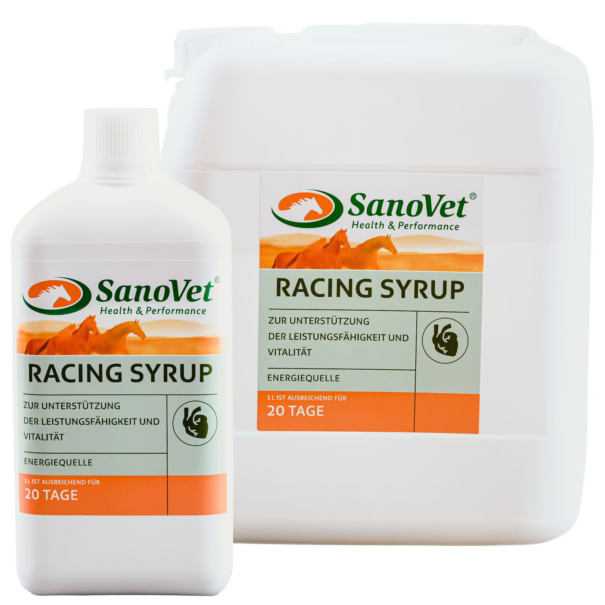 Zwei weiße Behälter von SanoVet Racing Syrup. Aufschrift: Racing Syrup, zur Unterstützung der Leistungsfähigkeit und Vitalität. 20 Tage.