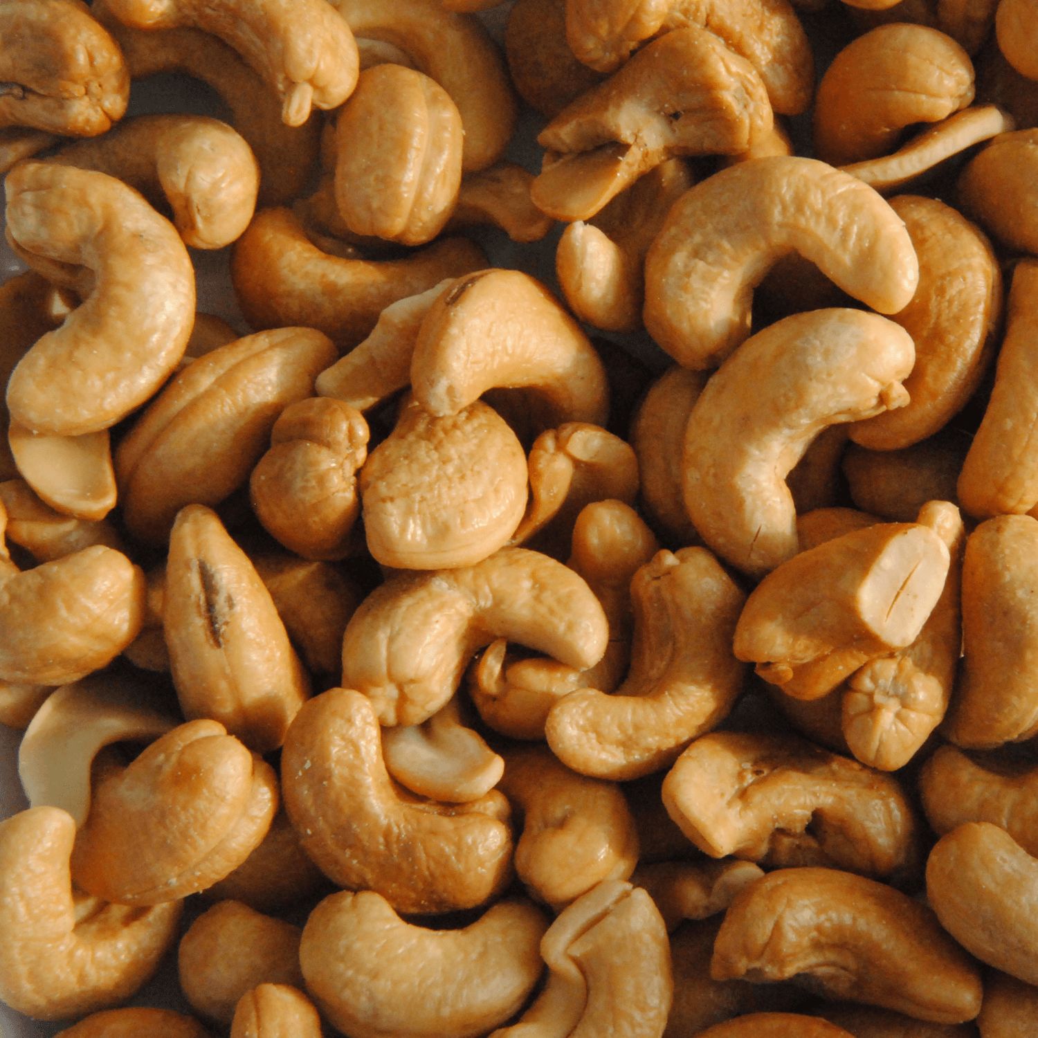 Nahaufnahme von gerösteten Cashewkernen.