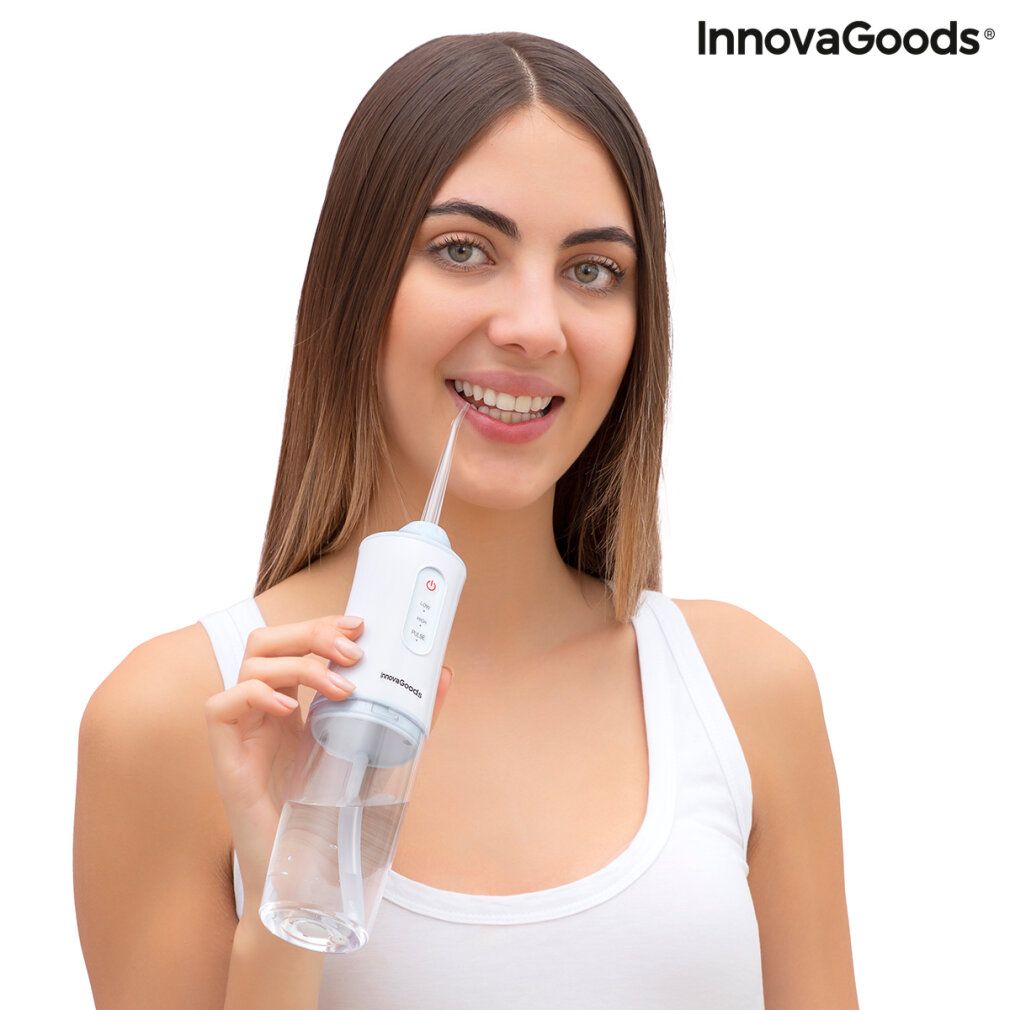 Tragbare Munddusche, weiß mit transparentem Behälter. Frau benutzt das Gerät. InnovaGoods Logo.