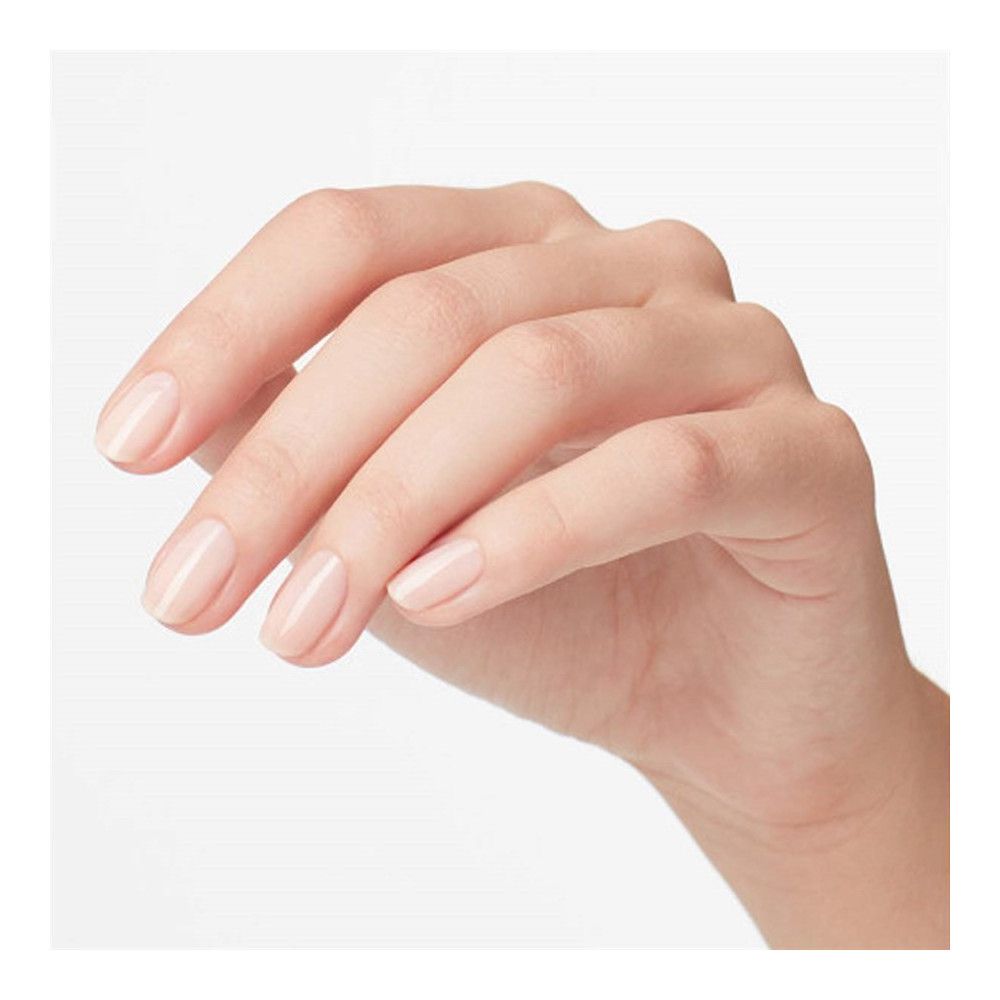 Hand mit lackierten Nägeln. Helle, rosa Nagellackfarbe.