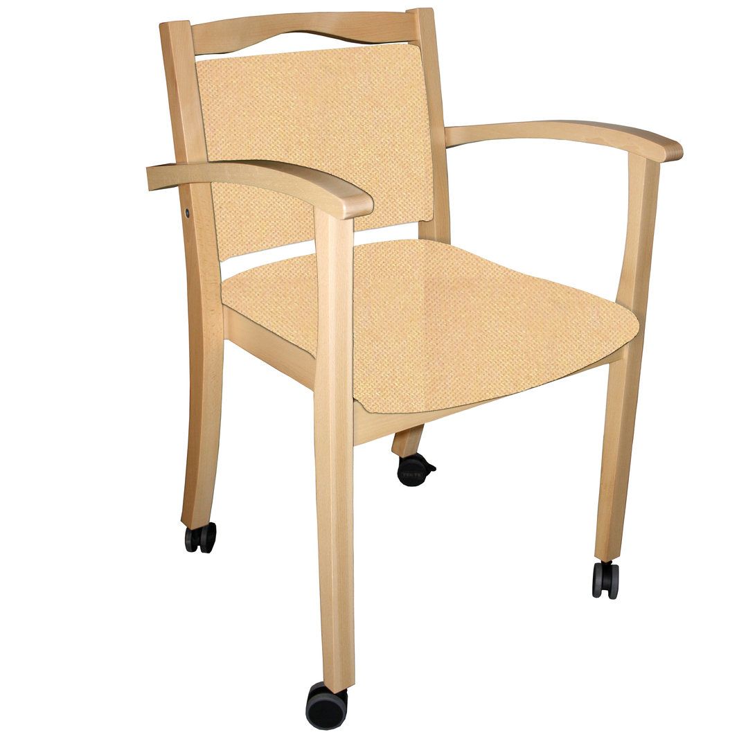 Seniorenstuhl mit Armlehnen und Rollen. Holzrahmen, beige Sitzfläche und Rückenlehne.