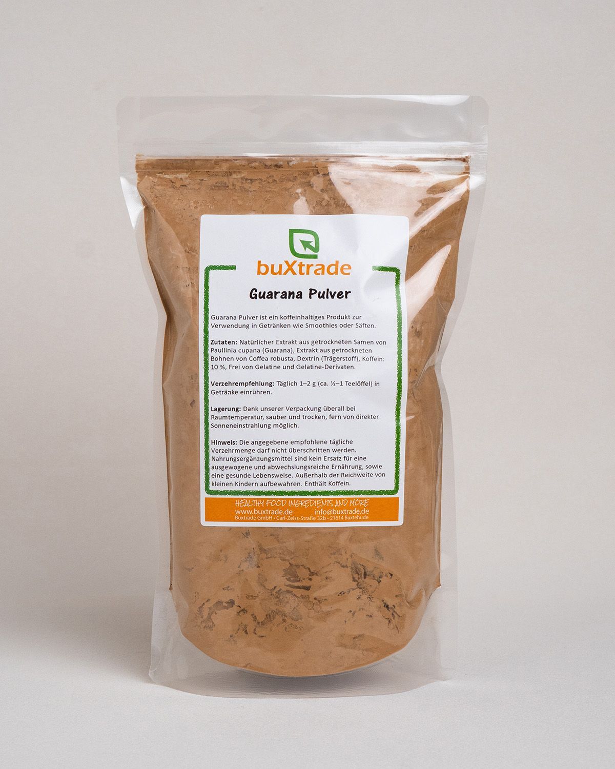 Transparente Verpackung mit Guarana-Pulver. Aufdruck mit Produktinformationen. Marke: buXtrade.