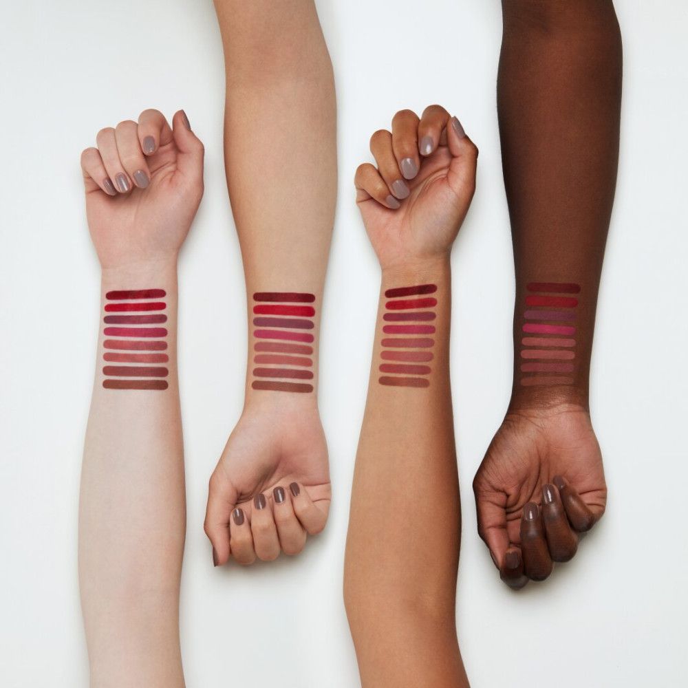 Arme mit Lippenstiftfarben aufgetragen. Verschiedene Hauttöne. Mehrere Farbtöne.