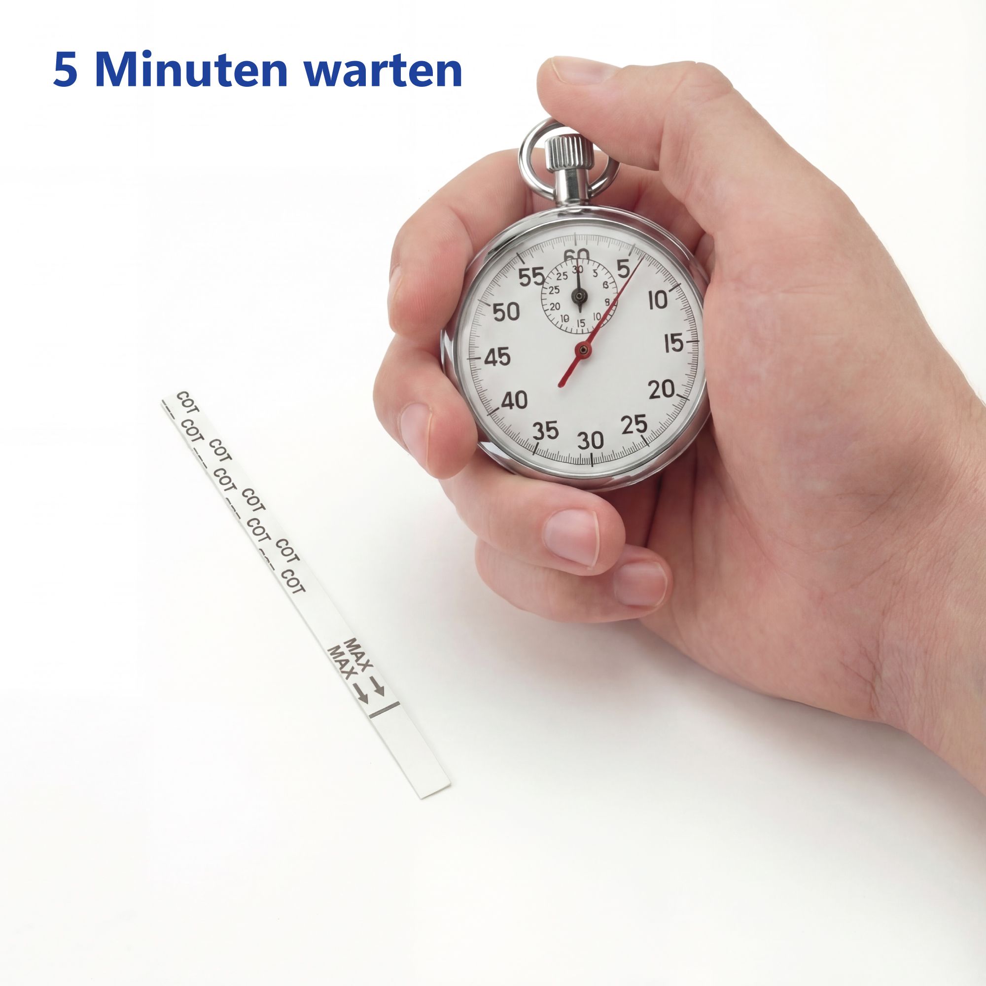 Hand hält Stoppuhr neben Teststreifen. Teststreifen liegt daneben. Stoppuhr zeigt Zeit an.