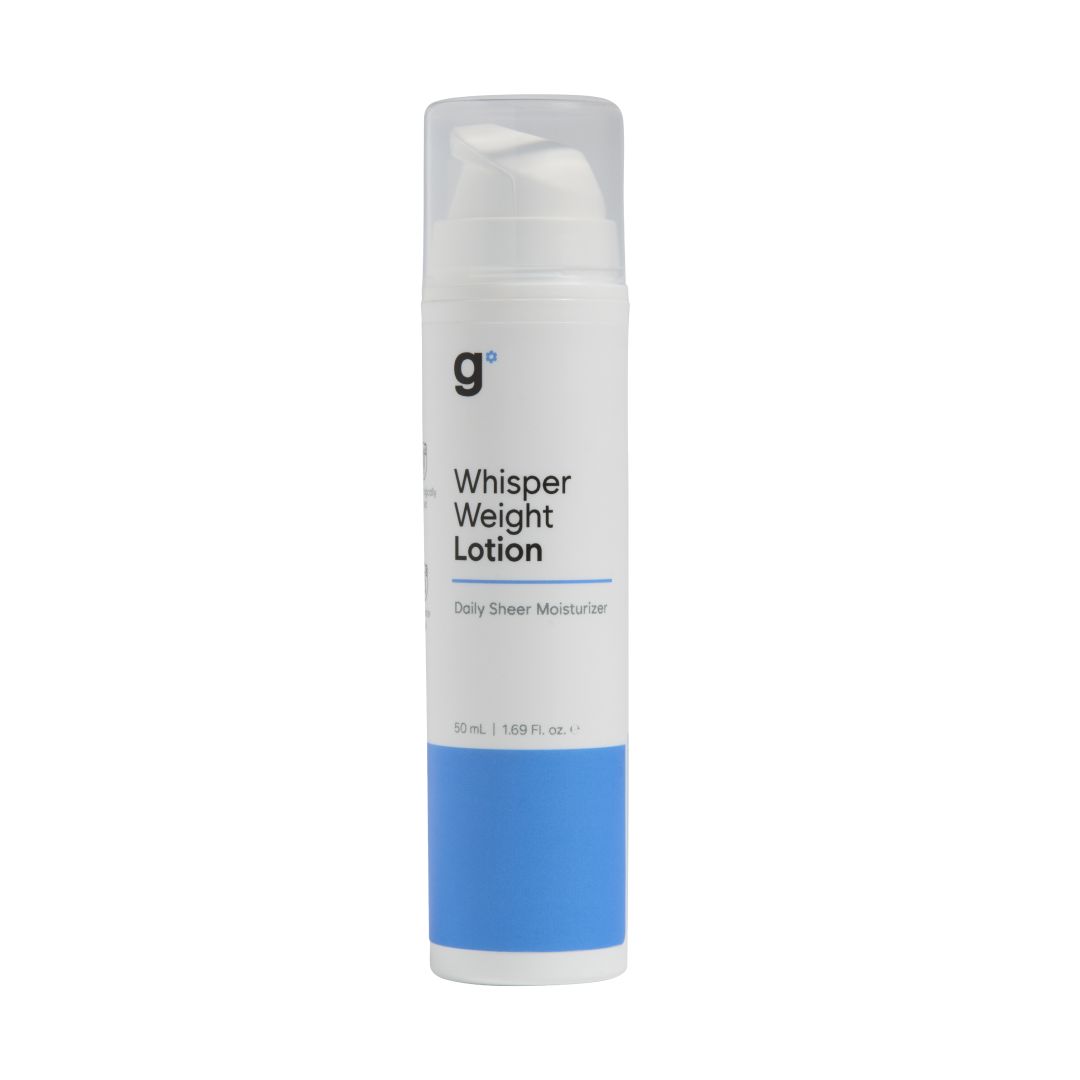 Weiße Flasche mit Pumpverschluss. Aufschrift: g°, Whisper Weight Lotion, Daily Sheer Moisturizer.