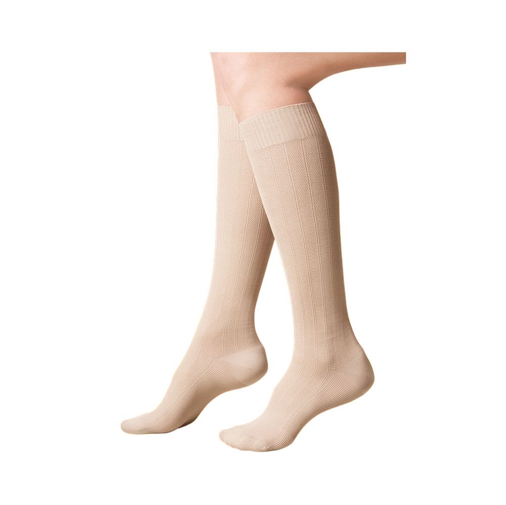 Beige Kniestrümpfe mit feinem Rippenmuster, die bis zum Knie reichen.