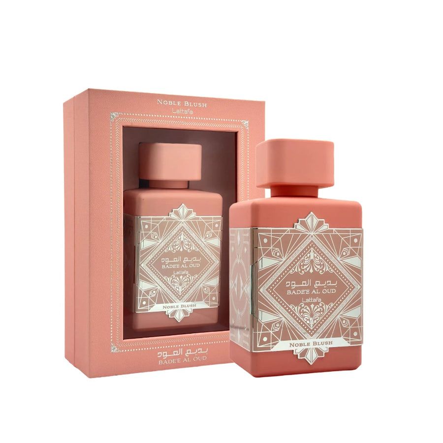 Rosa Flakon mit rechteckigem Etikett und rosa Verpackung. Arabische Schriftzeichen und „Noble Blush“ auf dem Etikett. Verpackung mit Sichtfenster.