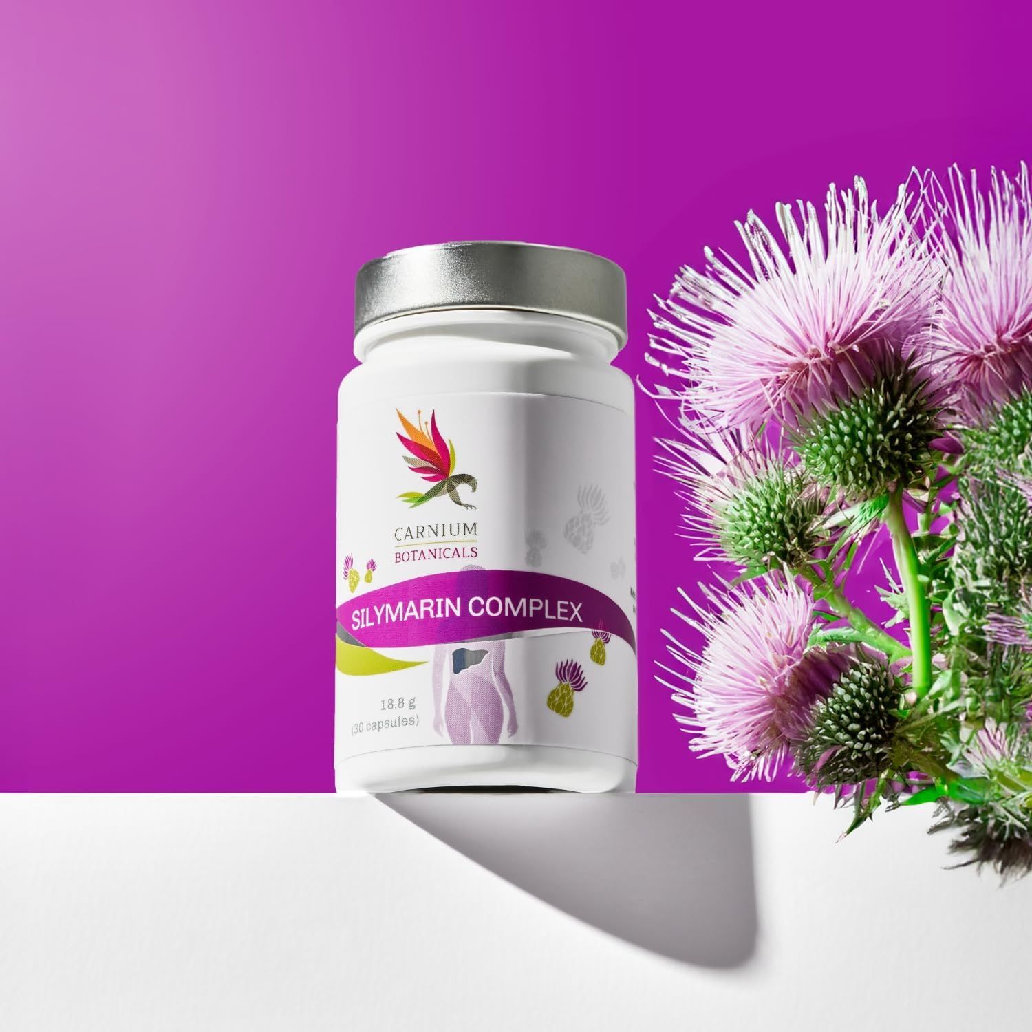 Weiße Flasche mit Produktaufdruck und Distelblüten. Aufschrift: Carnium Botanicals Silymarin Complex.