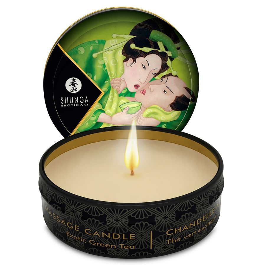 Runde Dose mit Massagekerze. Deckel mit Illustration. Kerze mit Flamme. Text: Massage Candle, Exotic Green Tea, Chandelle.
