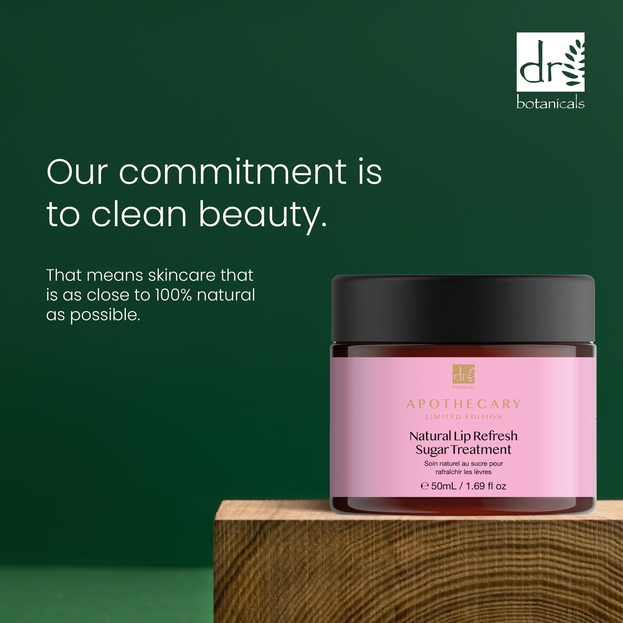 Rosa Glas mit schwarzem Deckel auf Holzblock. Aufschrift: Natural Lip Refresh Sugar Treatment. Apothecary Limited Edition.