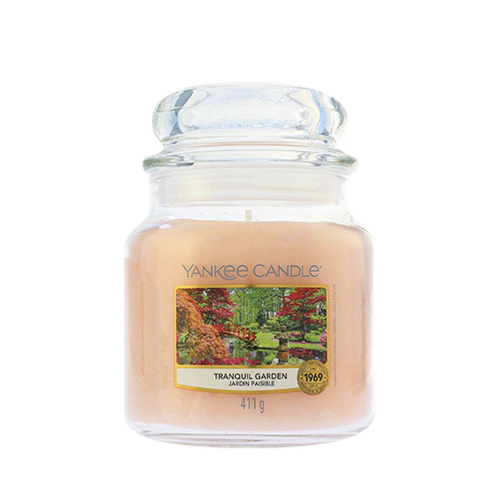 Kerzenglas mit Deckel. Aufkleber mit Landschaftsmotiv und Schriftzug "Tranquil Garden". Marke: Yankee Candle. Gewicht: 411g.