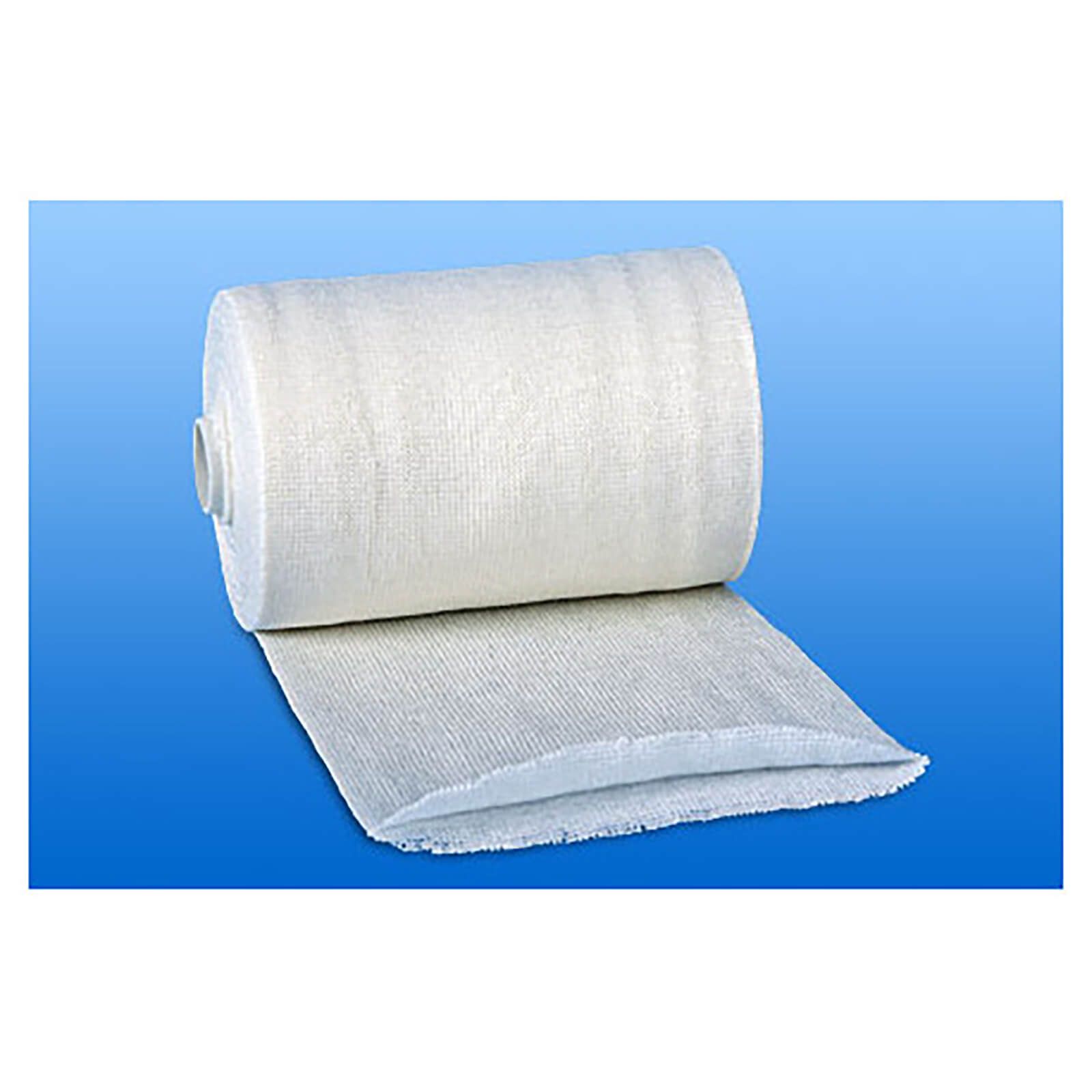 Gerollte Trikotschlauchbinde, weiß, aus Textilmaterial. Auf blauem Hintergrund. Ein Ende ist abgerollt.