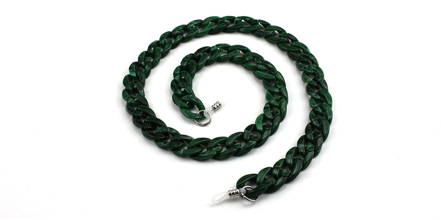 Grüne Brillenkette, spiralförmig angeordnet. Kettenglieder aus Kunststoff, mit Metallbefestigungen für Brillenbügel.