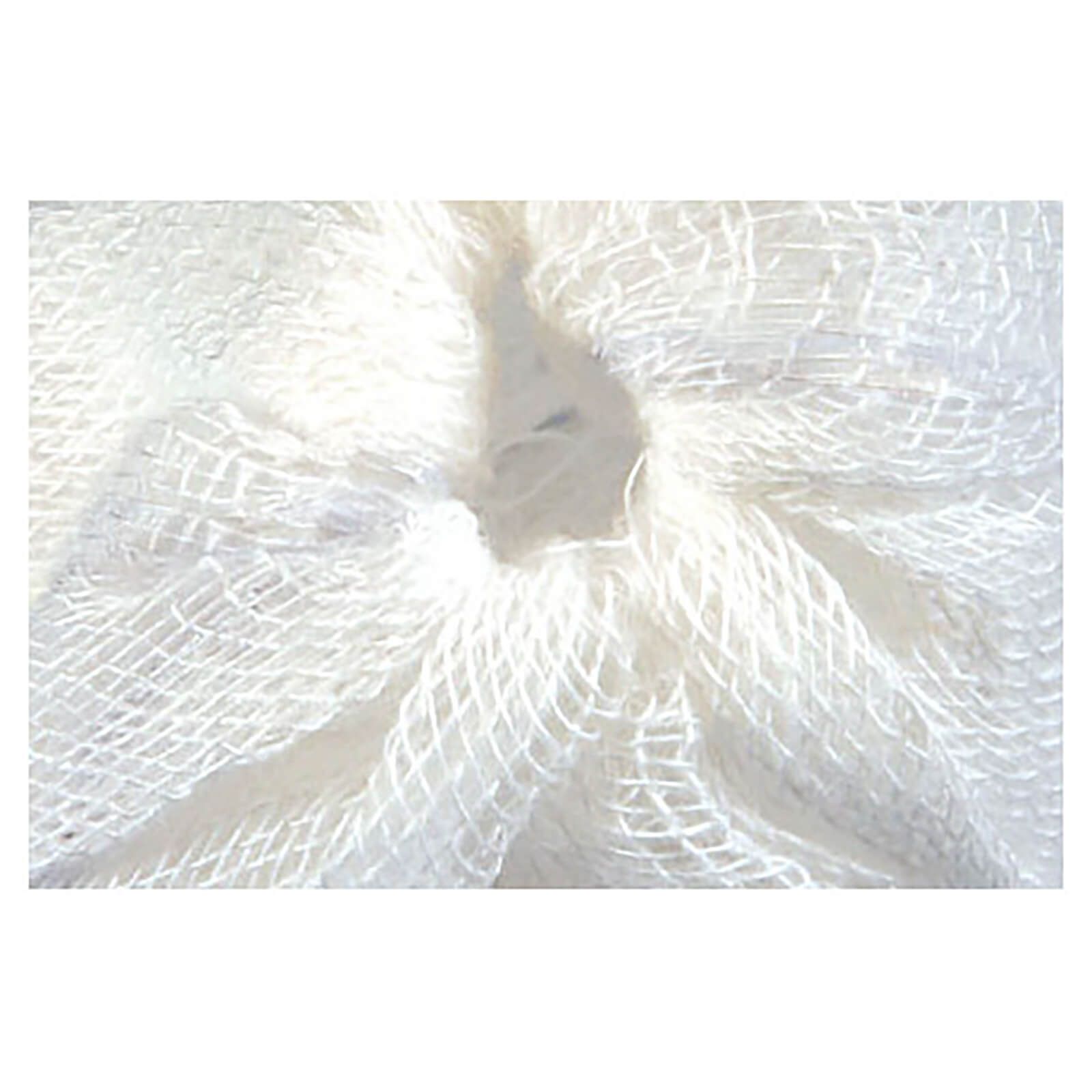 Nahaufnahme eines weißen Mulltupfers. Netzstruktur deutlich erkennbar.