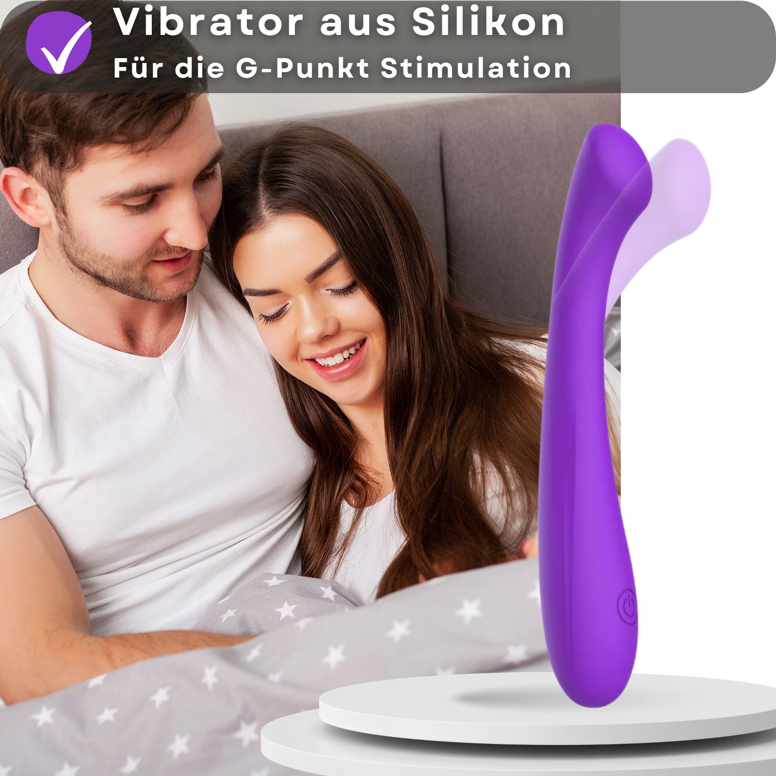 Lila Vibrator. Text mit Eigenschaften: Silikon, G-Punkt, USB, 10 Modi. Paar im Bett.