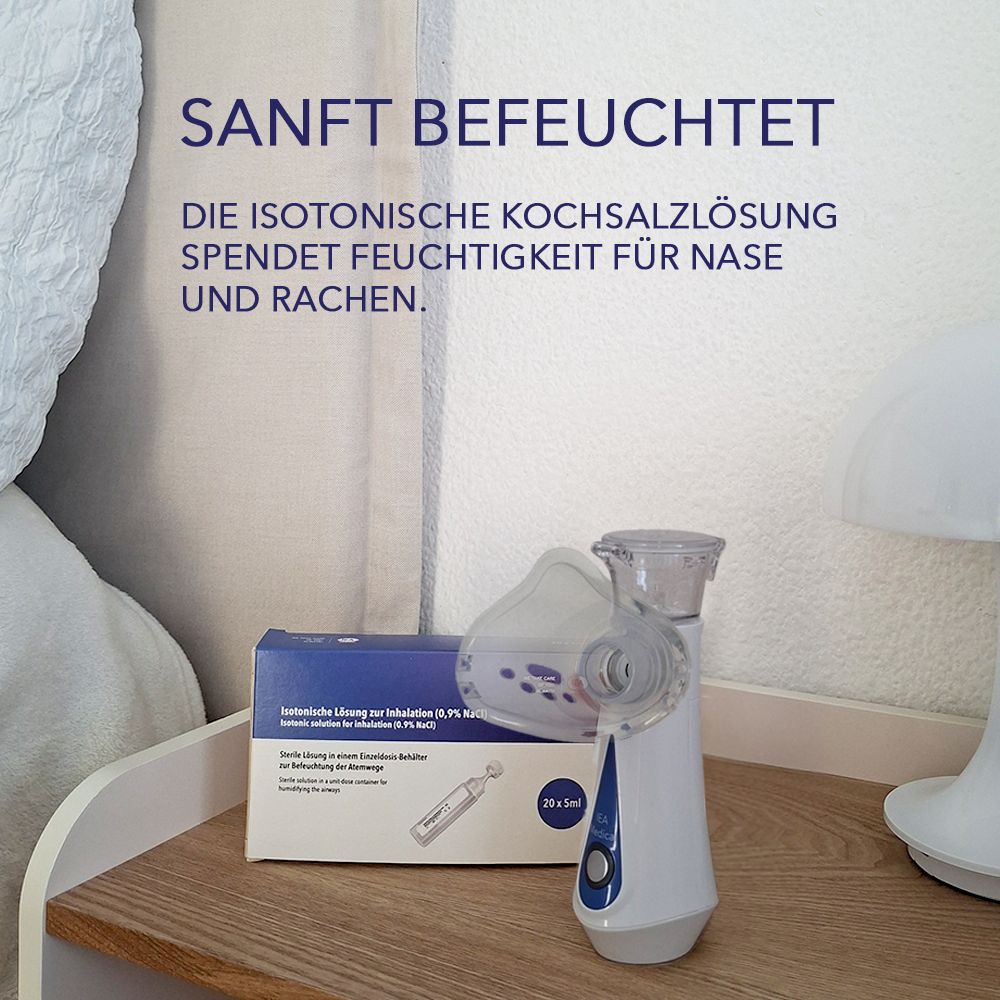 Inhalationsgerät und Kochsalzlösung auf Nachttisch. Text: Sanft befeuchtet. Kochsalzlösung spendet Feuchtigkeit für Nase und Rachen.