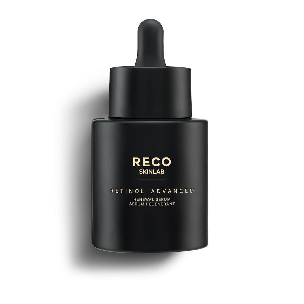 Schwarze Serumflasche mit Pipette. Aufschrift: RECO SKINLAB, Retinol Advanced Renewal Serum.