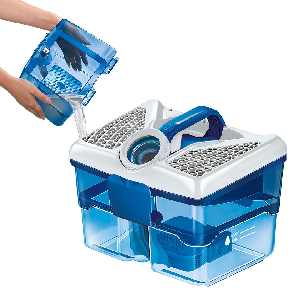 Blauer Behälter wird mit Wasser gefüllt. Helle, blaue und weiße Elemente. Griff oben.