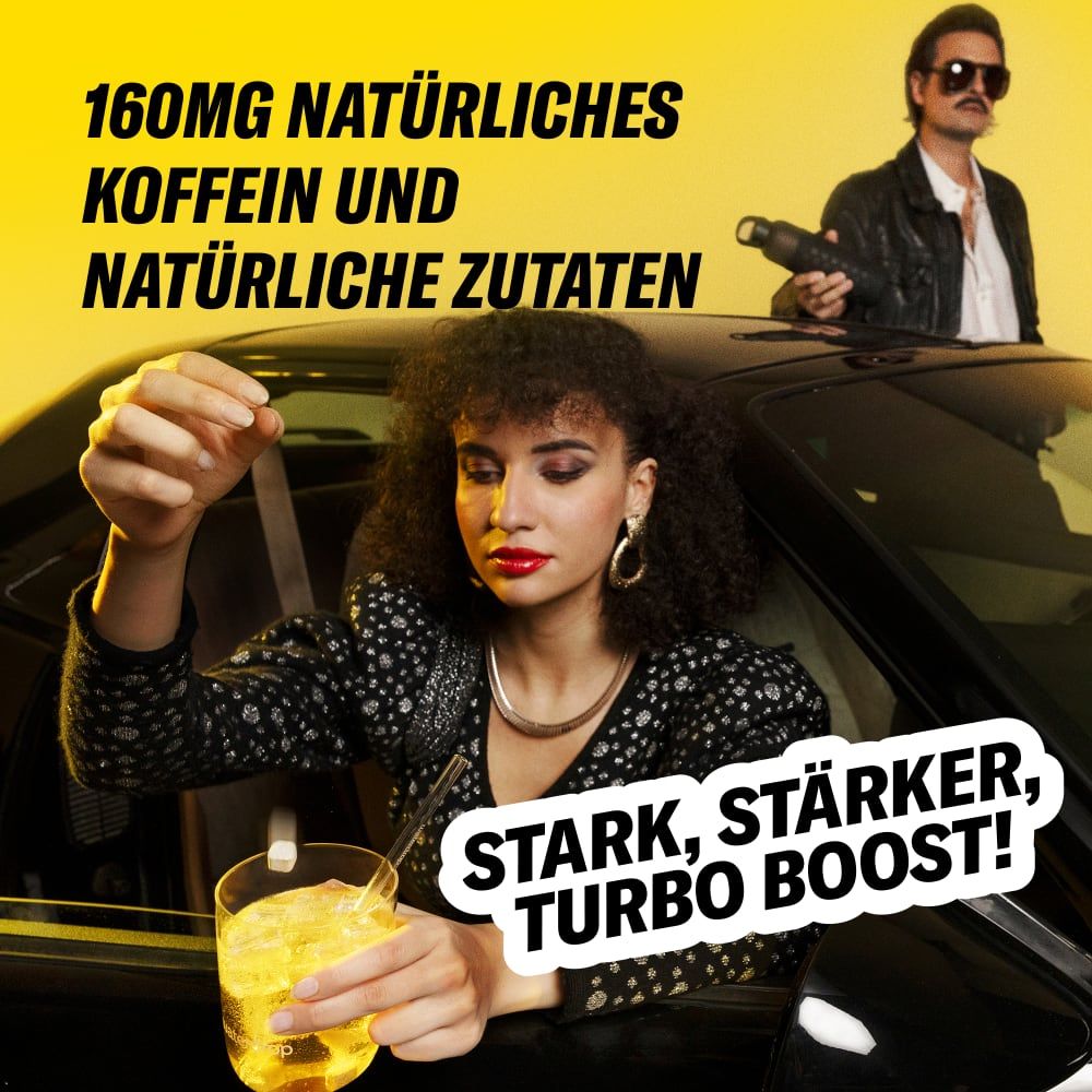 Eine Frau im Auto hält ein Glas Turbo Boost, ein Mann im Rückspiegel.