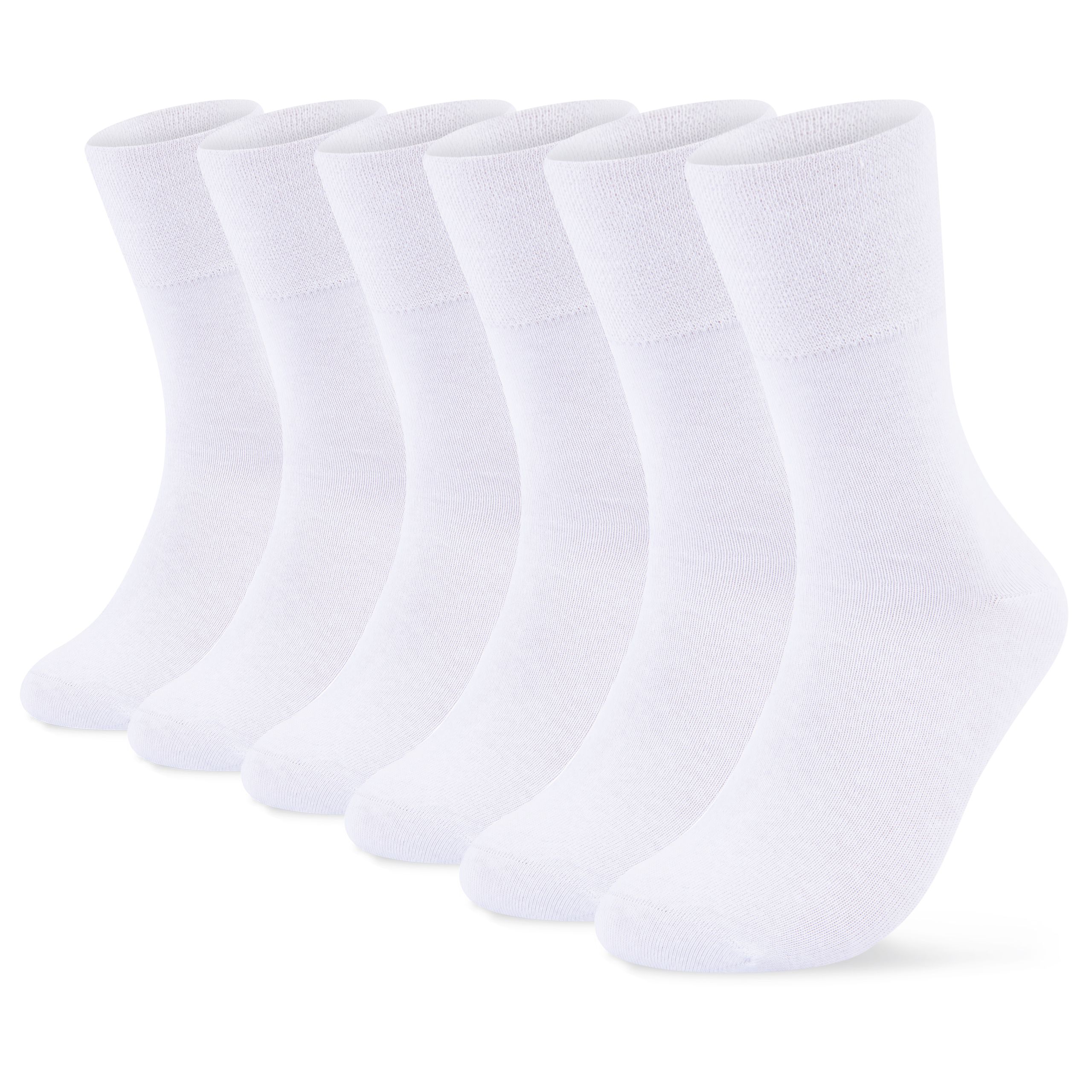 Sechs weiße Socken nebeneinander. Baumwollsocken ohne Gummi und Naht für Damen und Herren.
