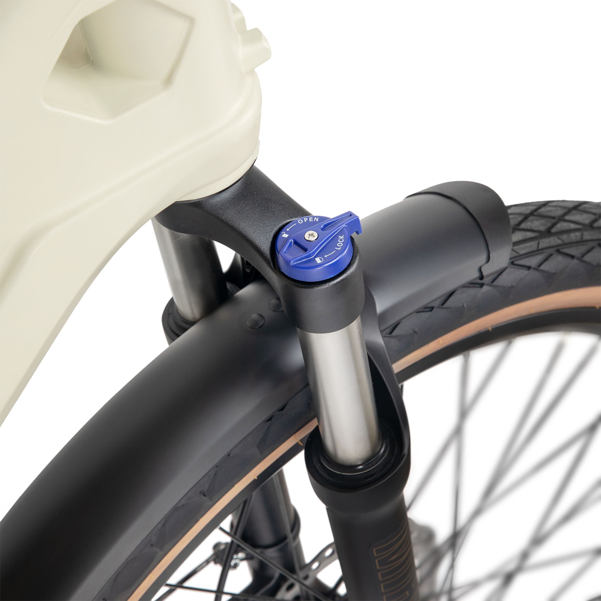 Vorderradaufhängung eines E-Bikes. Schwarze Gabel, blaues Einstellrad und Schutzblech.