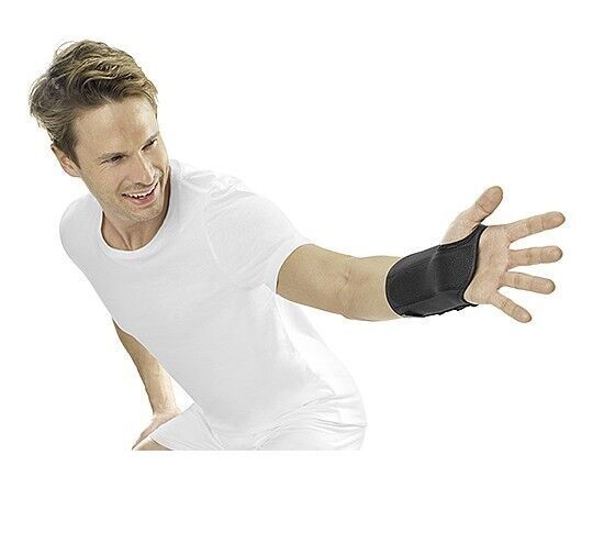 Person mit schwarzer Handgelenkorthese ohne Daumenfixierung. Die Orthese bedeckt das Handgelenk und einen Teil der Hand.