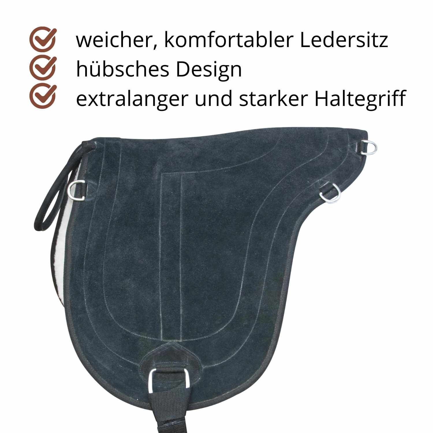 Schwarzes Reitpad mit Text. Text: weicher, komfortabler Ledersitz, hübsches Design, extralanger und starker Haltegriff.