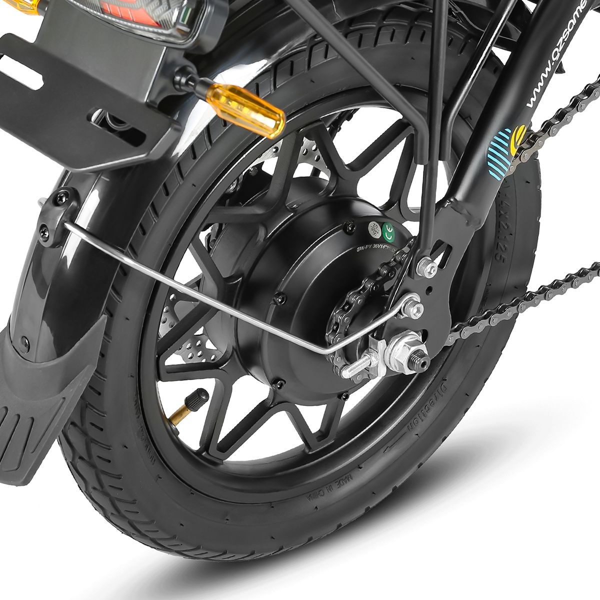 Nahaufnahme des Hinterrads eines Elektrofahrrads. Schwarzer Reifen, Motor, Schutzblech, Rücklicht.