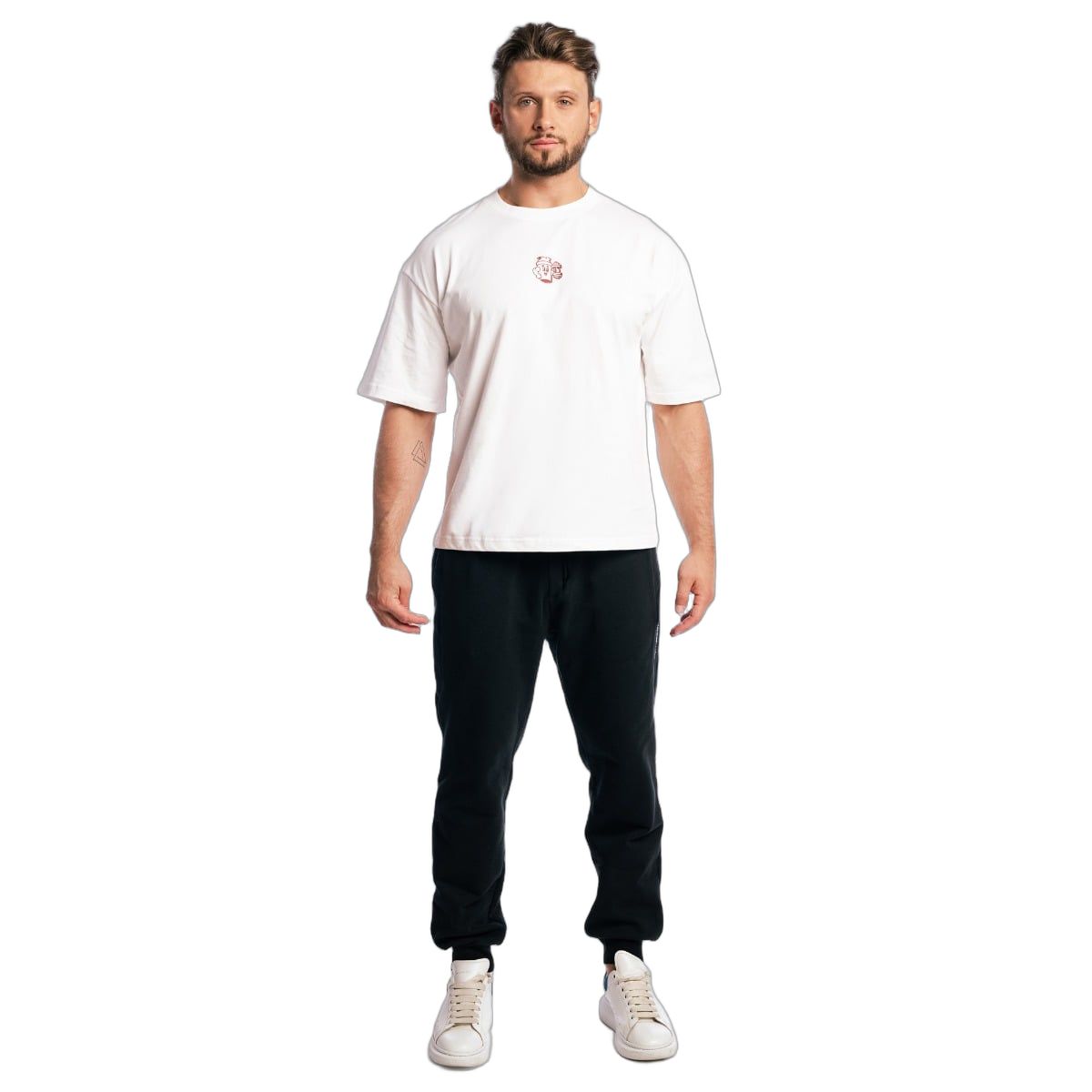 Herren Boxy-Oversized T-Shirt in Weiß, von vorne, mit kleinem roten Logo auf der Brust.