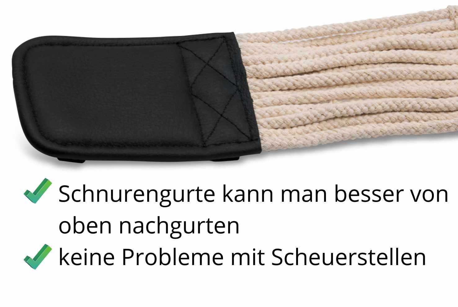 Nahaufnahme eines Endes des Sattelgurts. Schwarzes Leder mit beigem geflochtenem Material.