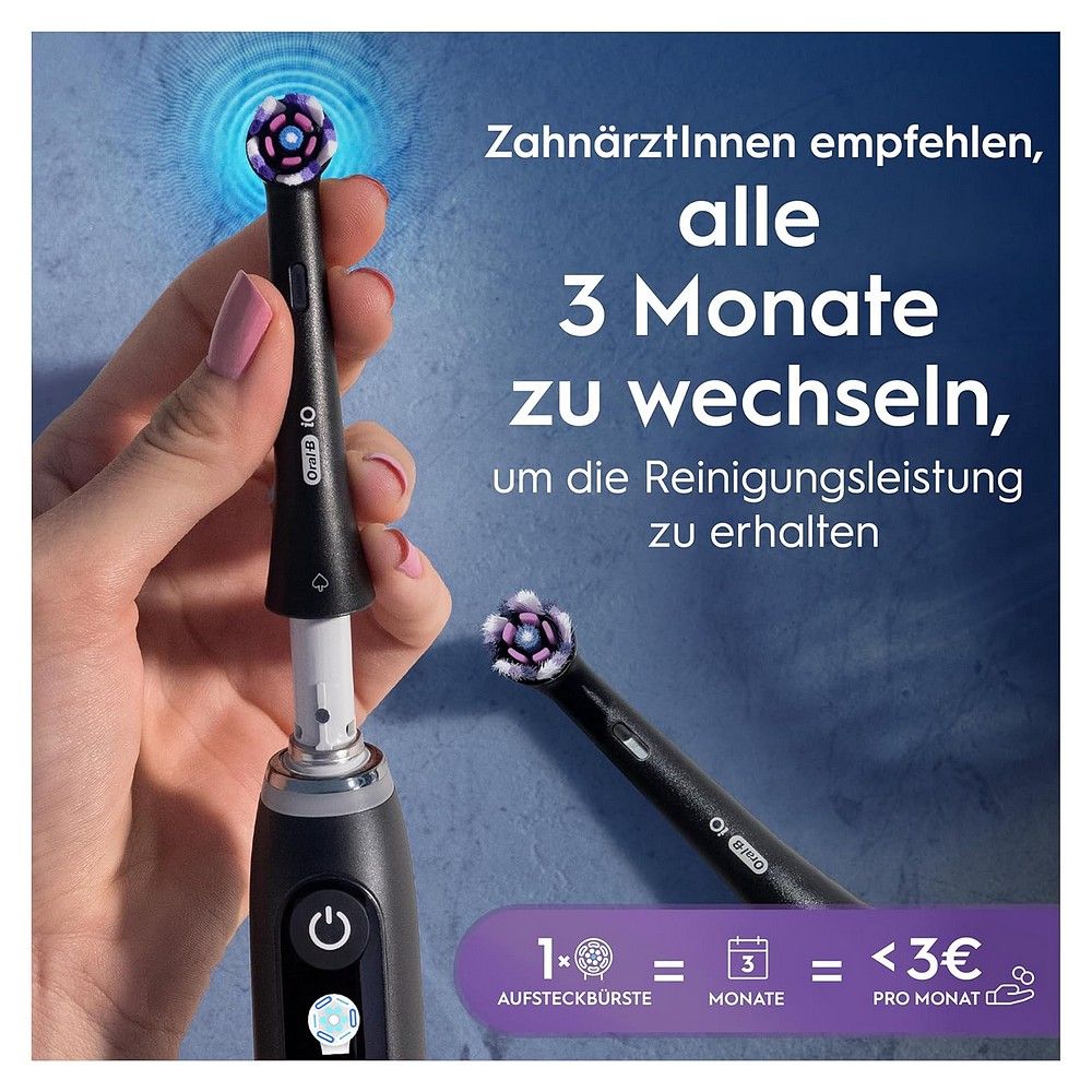 Hand hält Oral-B iO Zahnbürste mit Aufsteckbürste. Empfehlung zum Wechseln alle 3 Monate.