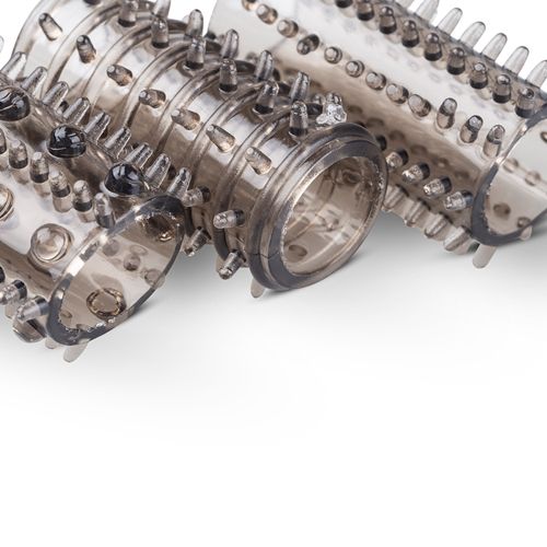 Nahaufnahme von transparenten Silikon-Penishüllen mit Noppen. Auf weißem Hintergrund.